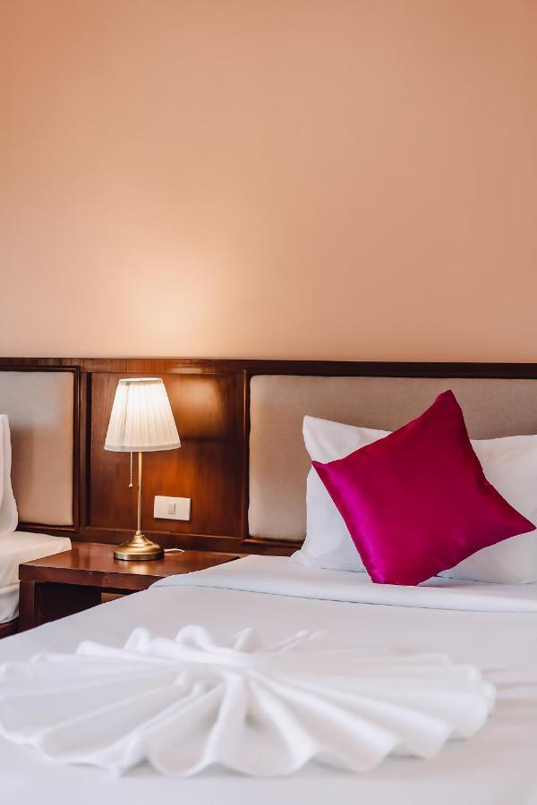 Bauman Ville Hotel Phuket Exterior foto
